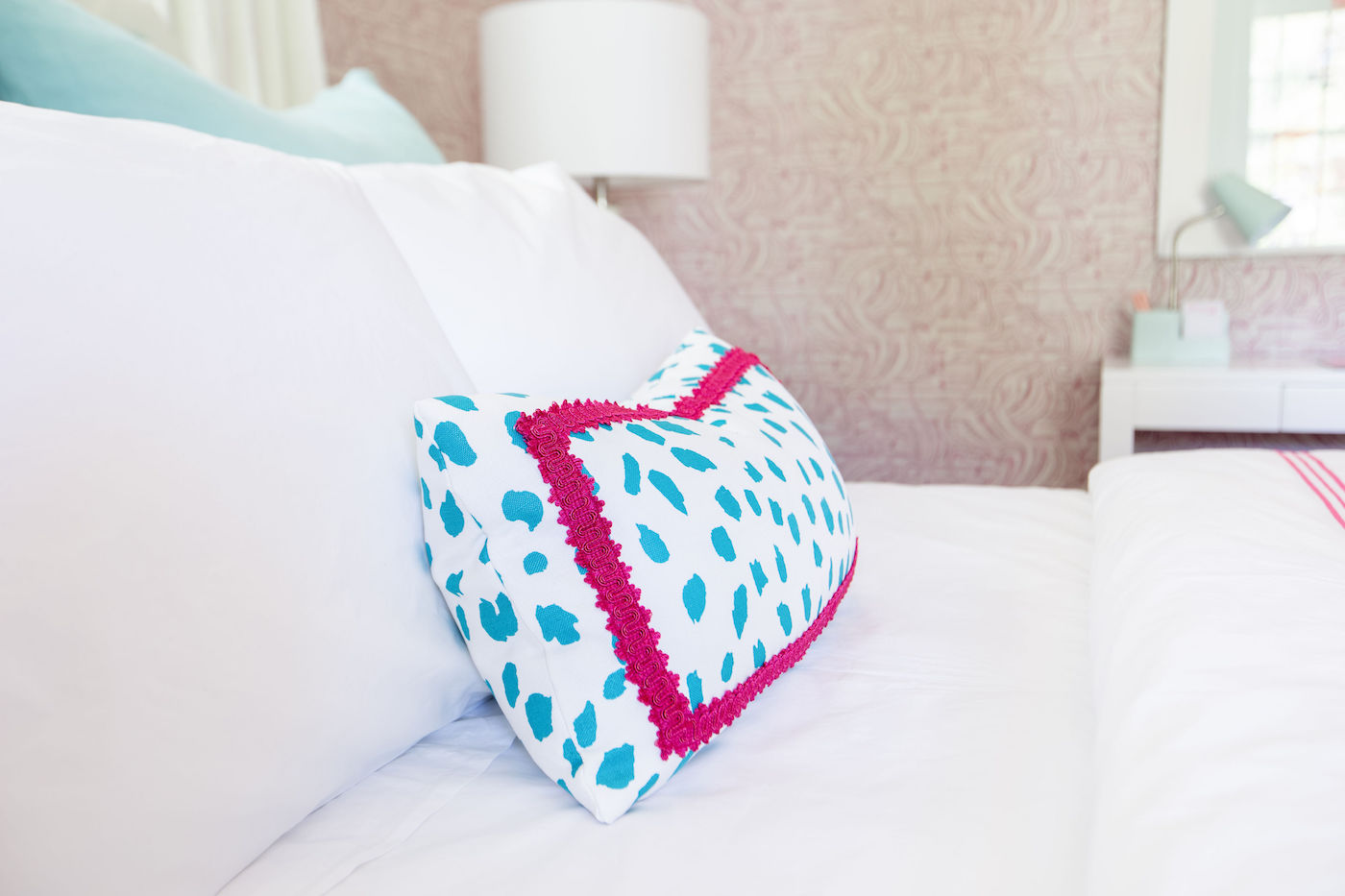 accent-pillow-pink-blue-white-bedspread