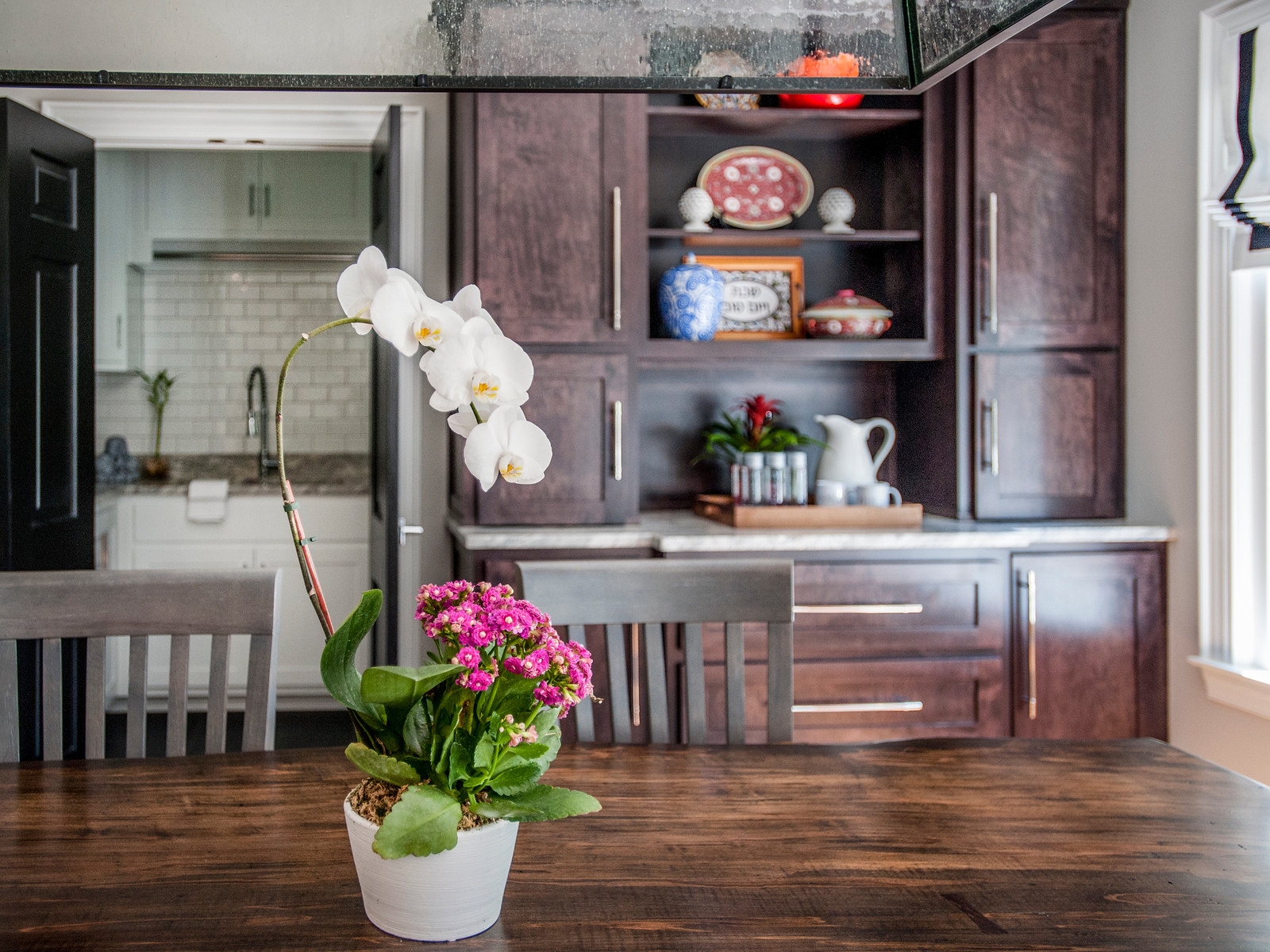 breakfast-dining-table-flower-arrangement-interior-design