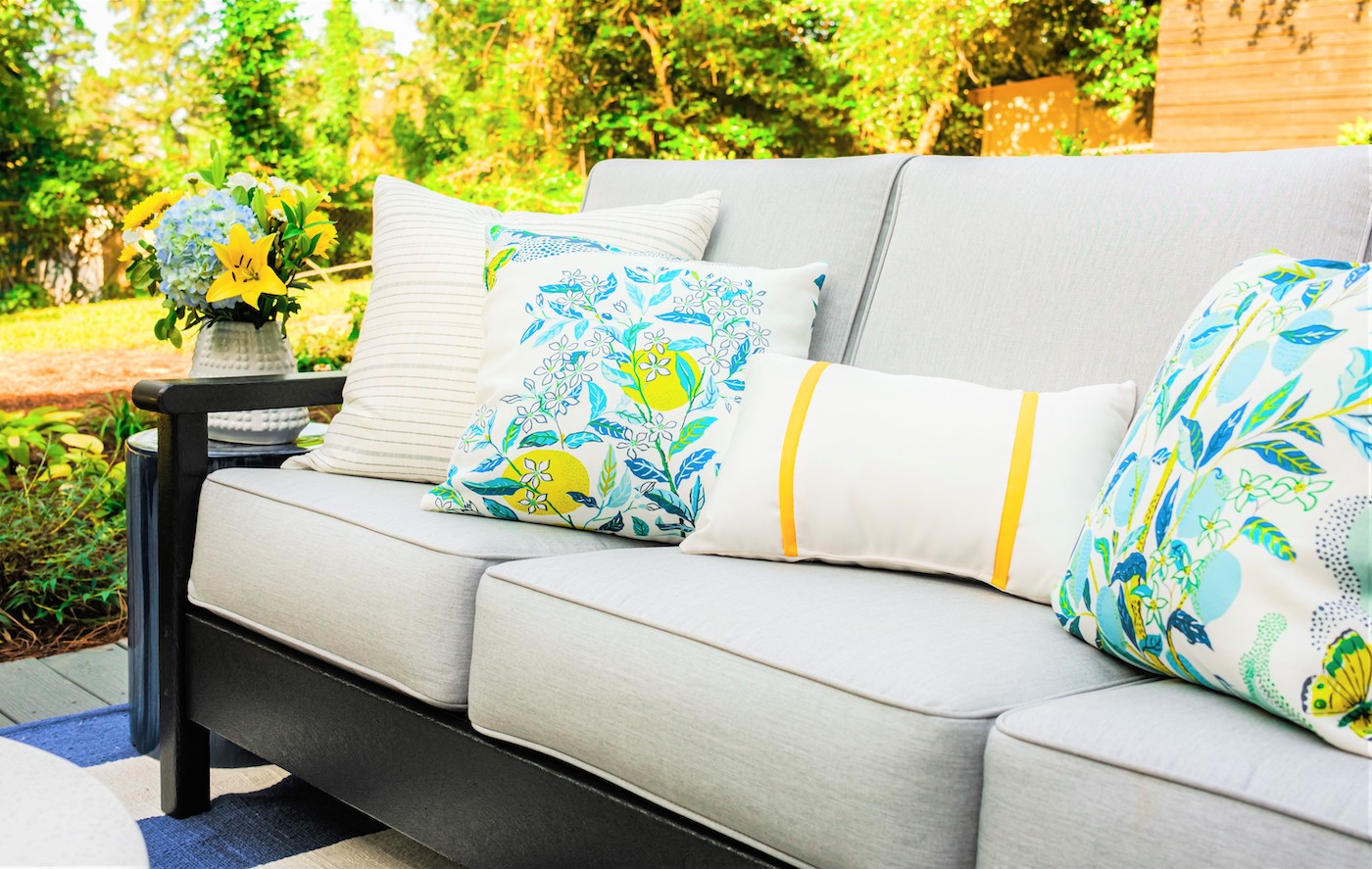 outdoor-furniture-accent-pillows-floral