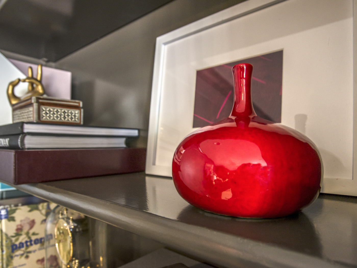 red-vase-detail-built-in-shelving