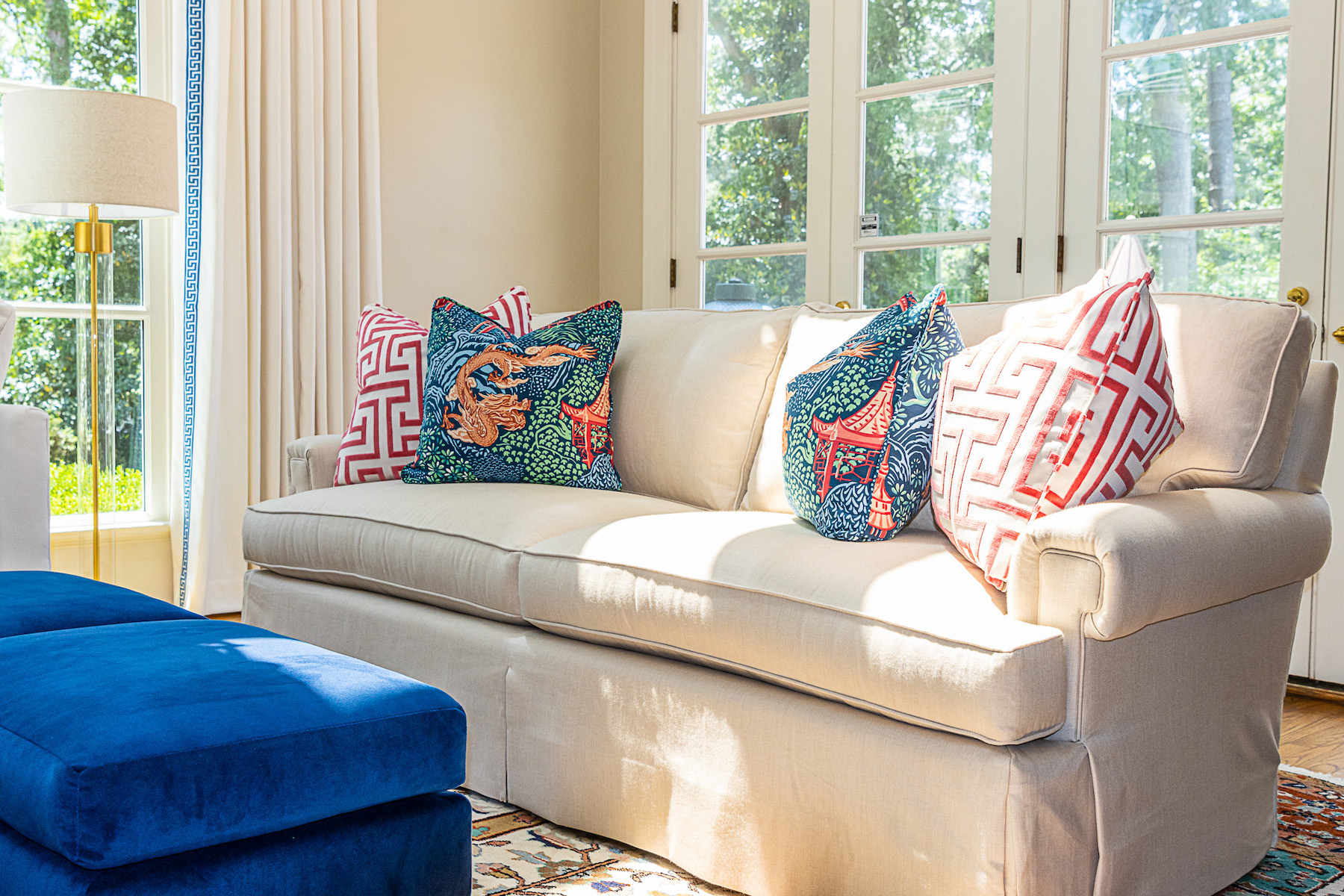 loveseat-sofa-accent-pillows-interior-design