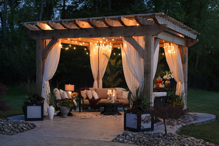 outdoor+patio+seating+lights+sofa+white+drapery+candles+romantic+oasis.png
