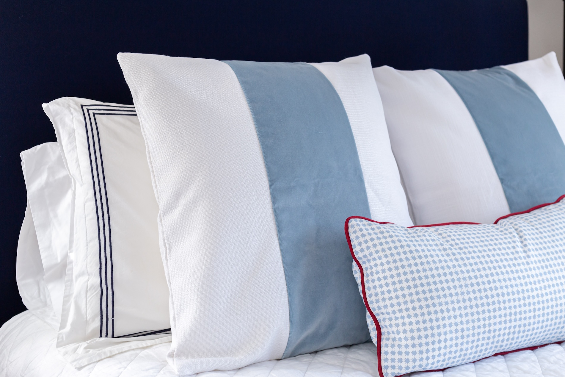 bedroom-accent-pillows-baby-blue-white-red-accents