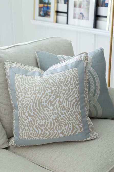 living-room-accent-pillows-blue-white